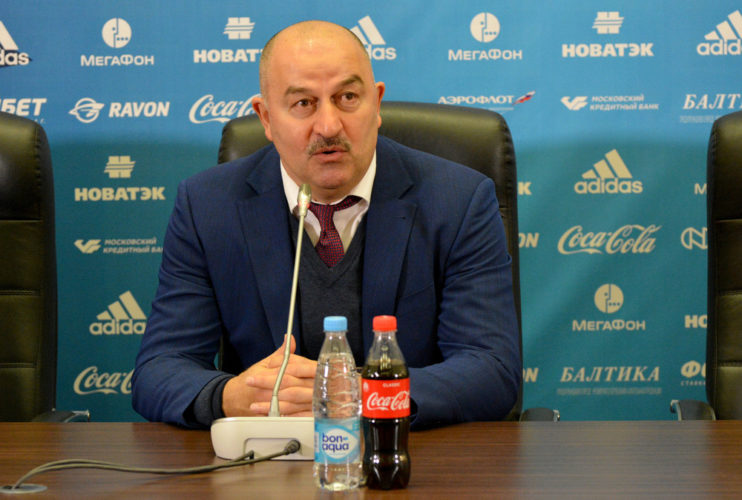 Russlands Cheftrainer Stanislav Tschertschessow. Shutterstock 