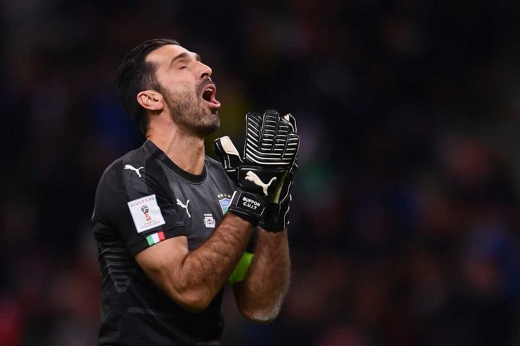 Letztes Länderspiel seiner Karrier? Italiens Torwart Gianluigi Buffon betet zum Fußballgott nach dem Playoff gegen Schweden im San Siro stadium in Milan. / AFP PHOTO / Marco BERTORELLO
