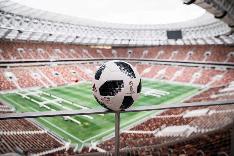 Mit dem Telstar 18, dem neuen Spielball der Fußball WM 2018, wird die Vorrunde gespielt. (Foto adidas)