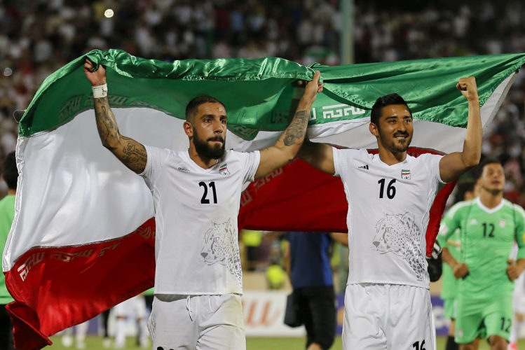 Iran's Ashkan Dejagah (L) und Reza Ghoochannejad (R) feiern die WM-Qualifikation / AFP PHOTO / ATTA KENARE