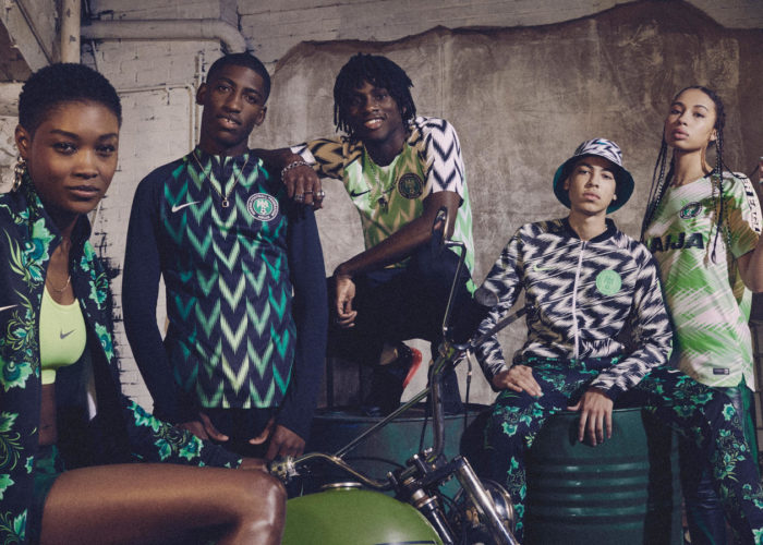 Die neuen Nike Trikots von Nigeria – In der Mitte das helle Heimtrikot, links davon das Auswärtstrikot in schwarz und grün.