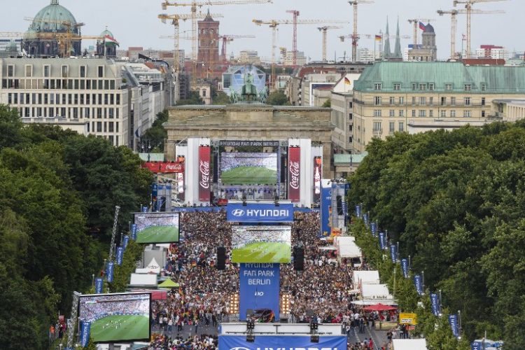 Wird es auch zur Fußball WM 2018 Public Viewing in Berlin geben? AFP PHOTO / CLEMENS BILAN