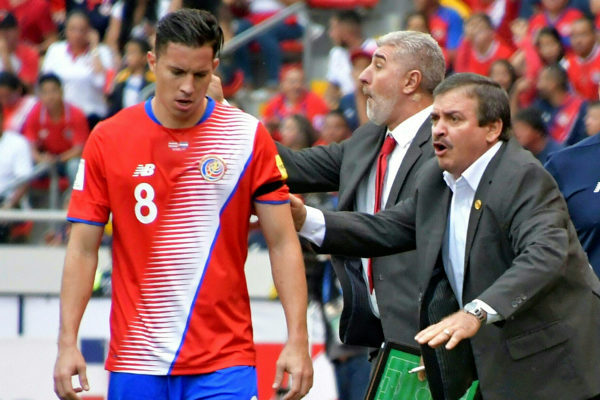 Costa Ricas Trainer Oscar Ramirez (R). Copyright: AFP.