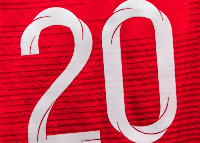 Das Away Trikot von England ist rot.