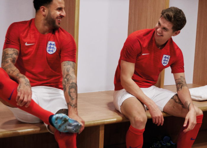 Die neuen Awaytrikots von England sind rot und kommen von nike.