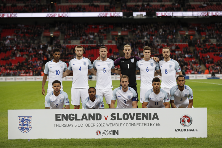 Englands Startaufstellung vor dem WM-Qualifikationsspiel gegen die Mannschaft aus Slowenien in Wembley, London am 5. Oktober 2017. / AFP PHOTO / Adrian DENNIS / NOT FOR MARKETING OR ADVERTISING USE / RESTRICTED TO EDITORIAL USE