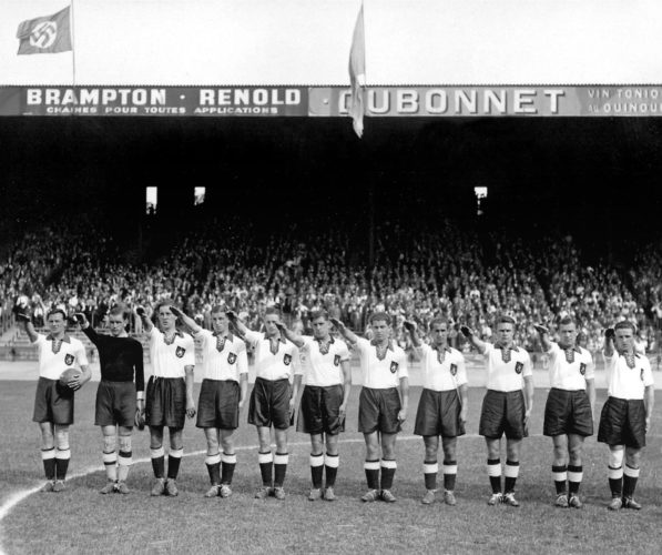 Die deutsche Fußballnationalmannschaft mit dem Hitlergruß am 04.Juni 1938 im Parc des Princes stadium in Paris vor dem WM-spiel gegen die Schweiz (von links : Hans Mock, Rudi Raftl, Willi Schmaus, Jupp Gauchel, Rudi Gellesh, Ernst Lehner, Paul Janes, Willi Hahnemann, Anderl Kupfer, Hans Pesser, Albin Kitzinger) / AFP PHOTO / STAFF