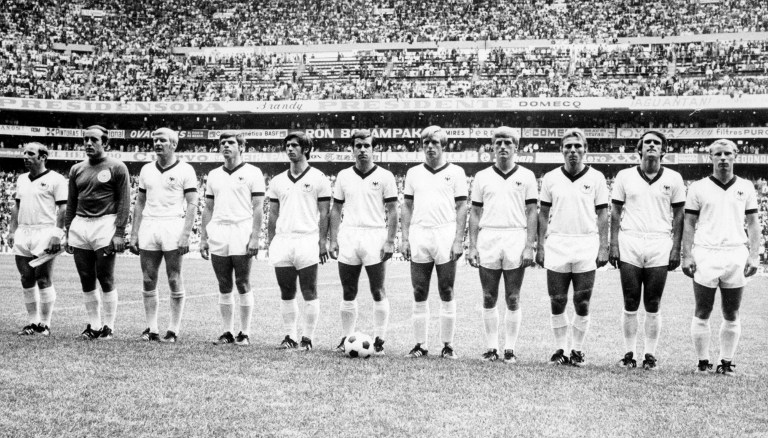 Das Westdeutsche Team vor dem Spiel um Platz drei gegen Uruguay am 20. Juni 1970 in Mexico City. (Von L : Uwe Seeler, Horst Wolter, Karl-Heinz Schnellinger, Wolfgang Weber, Gerd Mueller, Bernd Patzke, Siegfried Held, Klaus Fichtel, Reinhard Libuda, Berti Vogts). Foto AFP