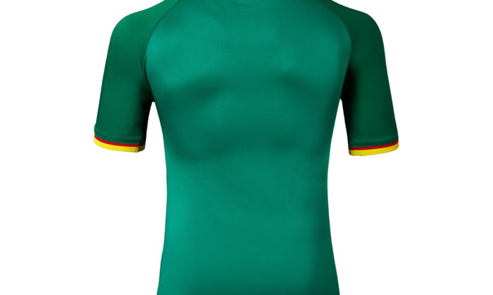 Auch beim Auswärtstrikot ist auf dem Nacken die Landesfahne des Senegal zu sehen.