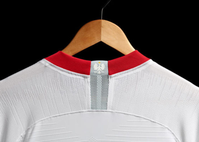 Der Kragen des neuen Heimtrikots von Polen im Detail. Schön zu sehen: Das Wappentier der Polen, der Adler, als Applikation.