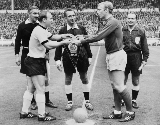 Die Kapitäne der beiden Mannschaften tauschen die Wimpel aus: Uwe Seeler (Links) und Bobby Moore mit dem Schweizer Schiedsrichter Gottfried Dienst am Tag des WM-Finales 1966 im Wembley Stadion (AFP Foto)
