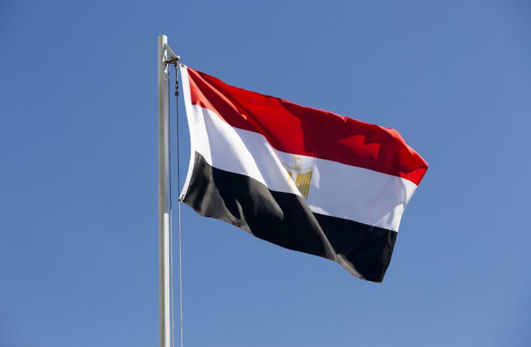 Ägyptens Fahne im Wind. Das WM Trikot der Ägypter ist in den gleichen Farben gehalten. Photo: Shutterstock!