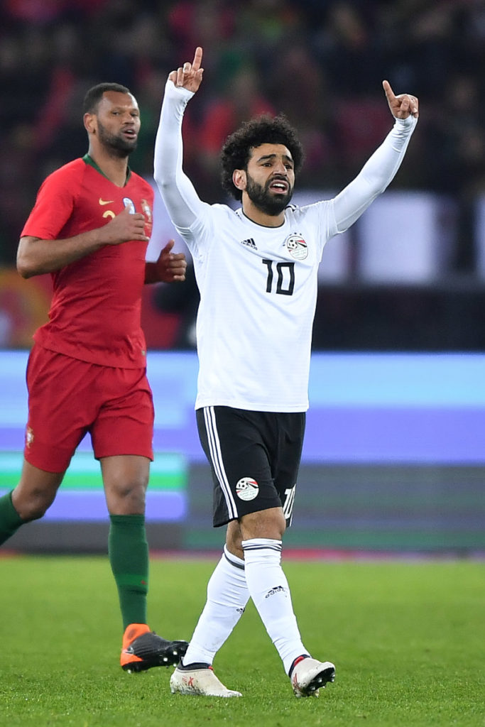 Ägyptens Stürmer Mohamed Salah (R) beim Freundschaftsspiel zwischen Ägypten und Portugal im Letzigrund Stadion in Zurich am 23. März, 2018. / AFP PHOTO / Fabrice COFFRINI
