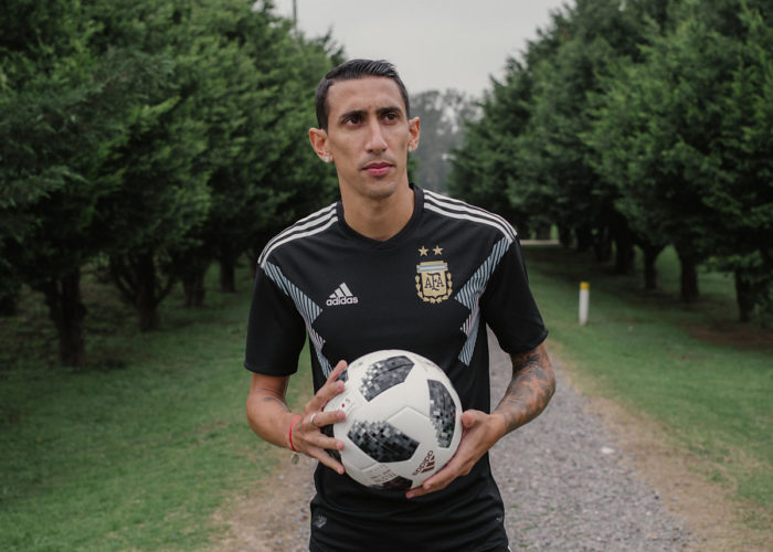 Angel Di Maria mit dem neuen Auswärtsrtrikot von Argentinien und dem WM Ball. Photo: Adidas.