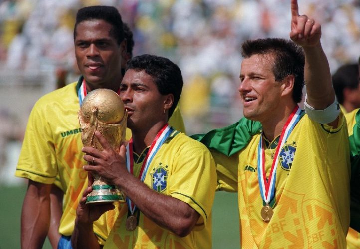 Der Brasilianische Stürmer Romario küsst die FIFA World Cup trophy, an der Seite Ronaldao (L) und Kapitän Dunga, am 17. Juli 1994 im Rose Bowl in Pasadena. AFP PHOTO/DANIEL GARCIA / AFP PHOTO / DANIEL GARCIA