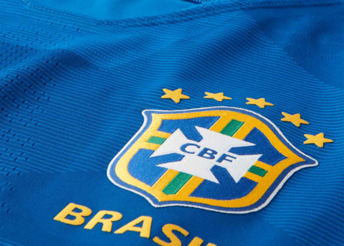 Das 5 Sterne Logo des brasilianischen CBF auf dem neuen 2018 Auswärtstrikot. Photo: Footyheadlines.
