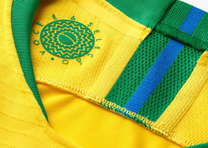 Der Kragen mit „Selecao“ Schriftzug des neuen 2018 Brasilien Heimtrikots von Nike. Photo: Footyheadlines.