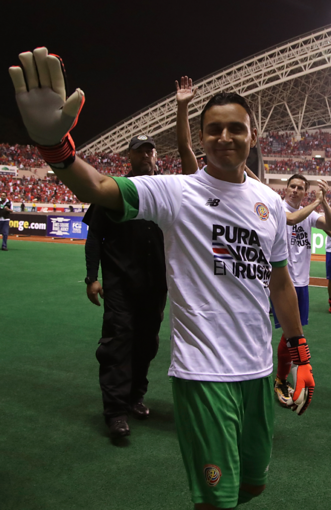 Costa Ricas Torwart Keylor Navas winkt den Fans nach einer erfolgreichen Qualifikation für die FIFA WM 2018. 7.Oktober 2017. / AFP PHOTO / Jorge RENDON