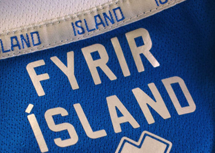 „Fyrir Island“ – Für Island: Das Motto der WM 2018 Islands ist im Kragen der Trikots zu finden. Photo: Errea.