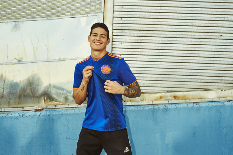 Bayern Star James Rodruigez im neuen Kolumbien Auswärtstrikot 2018. Photo: Adidas.
