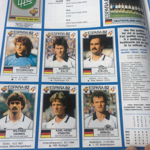 ein Blick ins Panini Heft und die deutschen Nationalspieler 1982.