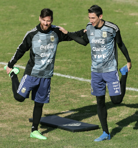 Lionel Messi und Angel Di Maria im Trainingslager im Pre Match Shirt am 27.Mai 2018 / AFP PHOTO / Alejandro PAGNI