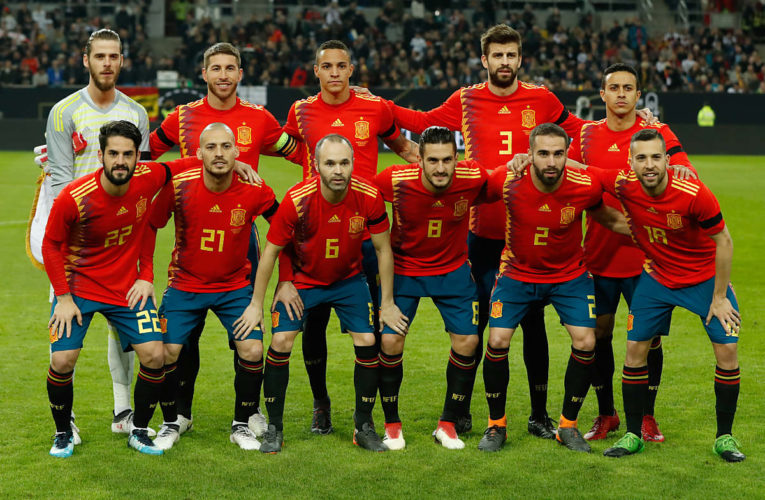 Spaniens Startaufstellung im neuen roten adidas Heimtrikot 2018 beim Freundschaftsspiel gegen Deutschland am 23.März 2018. (Foto AFP)