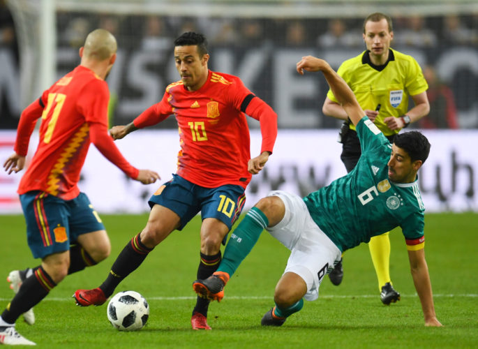 Thiago Alcantara (C) gegen Sami Khedira (R) am 23.März 2018 beim Freundschaftsspiel gegen Deutschland. / AFP PHOTO / Patrik STOLLARZ